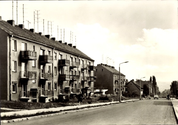 Ak Hettstedt im Südharz, Wohngebäude mit Balkonen, Straßenansicht,  Architektur
