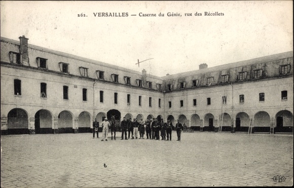 Postcard Versailles Yvelines, Caserne du Génie, rue des Récollets, group of soldiers, Versailles