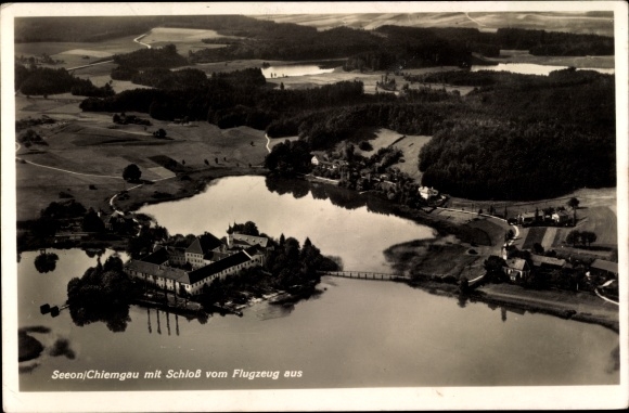 Ansichtkaart Seeon Seebruck am Chiemsee Opper-Beieren, zicht op het kasteel vanuit het vliegtuig