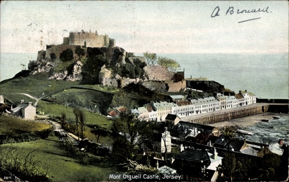 Ak Gorey Kanalinsel Jersey, Mont Orgueil Castle, Mont Orgueil Castle,  Küstenansicht, Häuser, Was