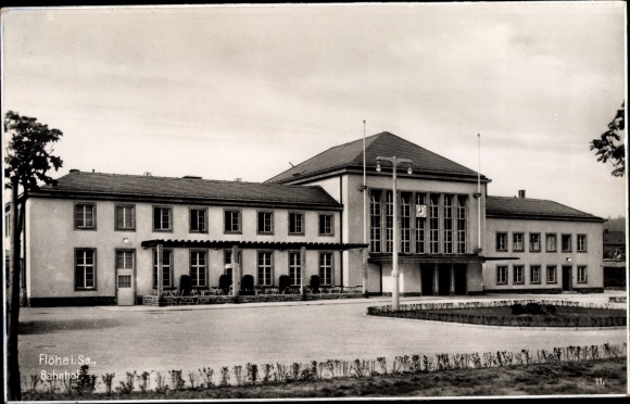 Foto Ak Flöha in Sachsen, Die Straßenseite des Bahnhofs