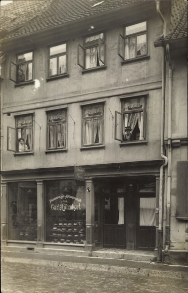 Photo PC Magdeburg on the Elbe, hat shop Carl Rühenkorf?, residents at the window