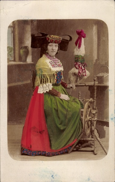 Postcard Westphalian in traditional costume at the spinning wheel