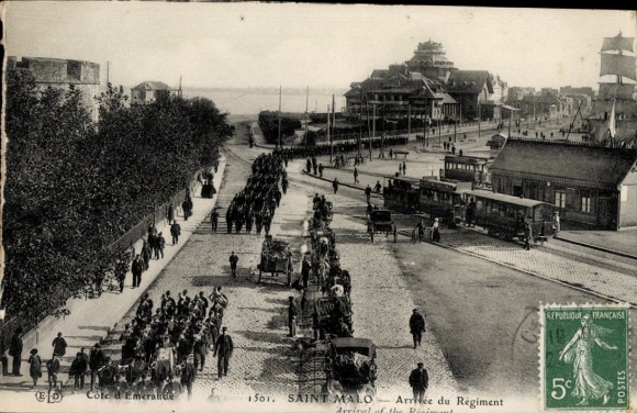 Ak Saint Malo Ille et Vilaine Bretagne, Ankunft des Regiments, Straßenansicht, Pferdewagen, Straß