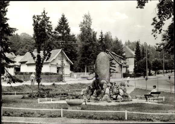 Ak Elend Oberharz am Brocken, Brunnen, Monument, Bäume, Straße, Häuser, Sitzbank, Mann