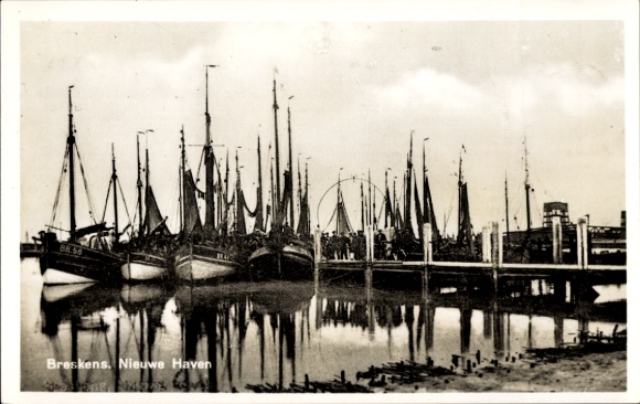 Ak Breskens Sluis Zeeland Niederlande, Schiffe im Hafen, Wasser, Pier, Menschenmenge,  Nieuwe Hav
