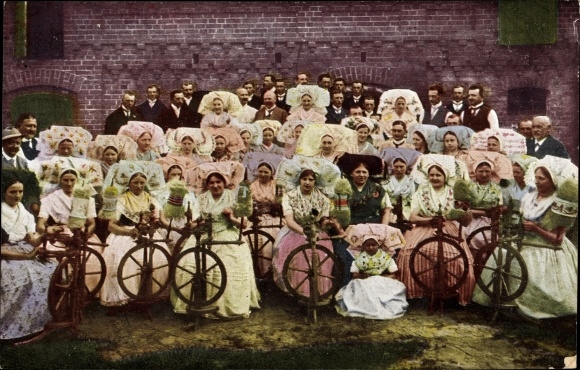 Postcard Spreewald, spinning room, women in Spreewald folk costumes, spinning wheels