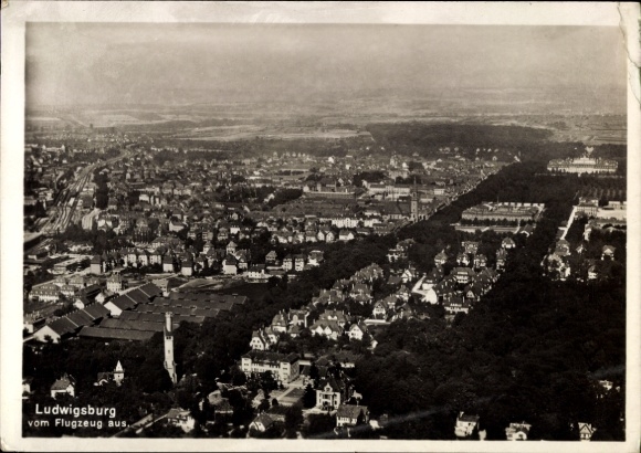 Ak Ludwigsburg in Württemberg, Luftaufnahme von  Stadtansicht, Bäume, Häuser