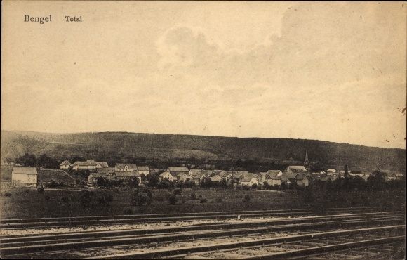 Ak Bengel an der Mosel, Gesamtansicht, Bahnschienen