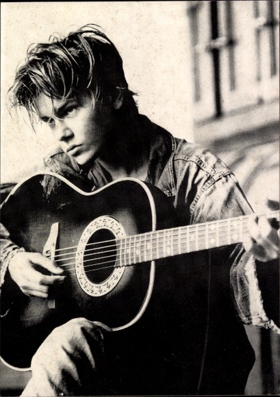Ak Schauspieler River Phoenix, Portrait mit Gitarre