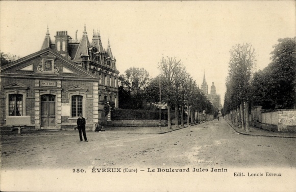 Postcard Évreux Eure, Boulevard Jules Janin, building in the foreground, street with trees