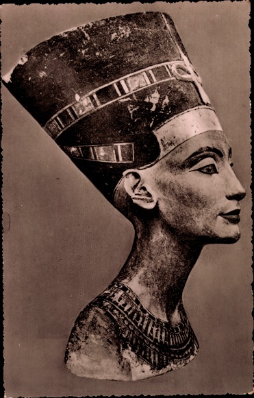 Postcard Painted limestone bust of Queen Nefertiti, wife of Echnaton 16th Dyn.