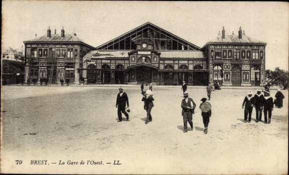 Postcard Brest Finistère, train station, architecture, people in clothing of the time