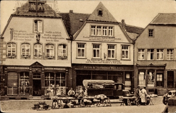 PC Sankt Wendel Saarland, houses with confessional sayings on the cathedral square, market stalls