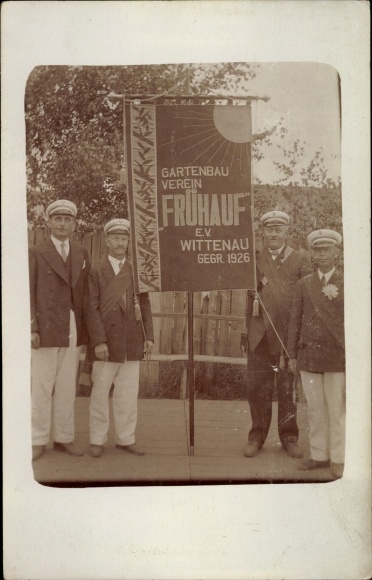 Photo PC Berlin Wittenau, horticultural association Frühauf eV, allotment gardeners with standards