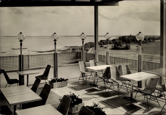 Ak Klink Waren an der Müritz, FDGB Urlaubersiedlung Völkerfreundschaft, Dachcafé, Terrasse