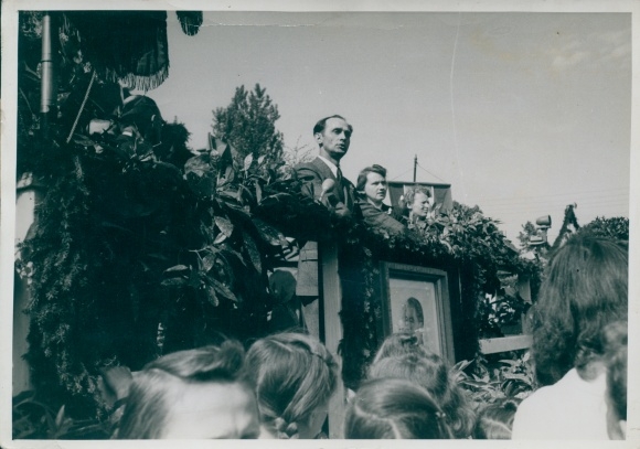 Fot. Max Schirner Berlin, obchody 1 maja w Falkensee, kongregacja niemiecka, mównica, zdjęcie Stalina