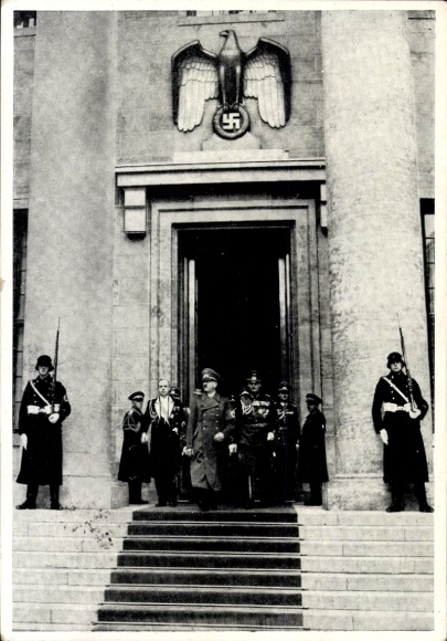 Postcard Berlin Reich Chancellery, Führer and Reich Chancellor Adolf Hitler in front of the portal in the inner courtyard