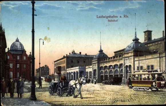 Ak Ludwigshafen am Rhein, Bahnhof, historische Straßenansicht, Pferdekutsche, Straßenbahn, Men...