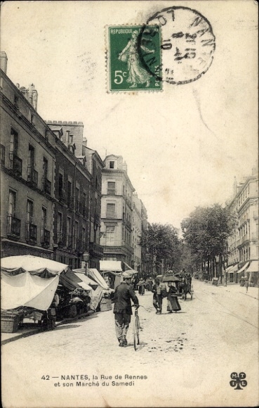 Ak Nantes Loire Atlantique, Straße, Marktstände, Menschen, Gebäude,  Ansicht,  Rue de Rennes