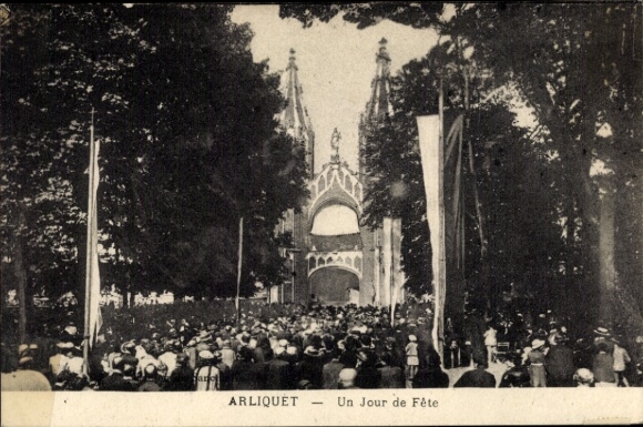 Postcard Aixe sur Vienne Haute Vienne, Rue d'Arliquet, Un Jour de Fete