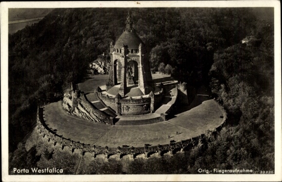 Ak Porta Westfalica aan de Weser, orig. luchtfoto, monument, groen landschap