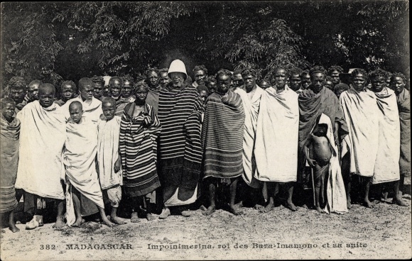 Postcard Madagascar, Impoinimerins roi des Bara Imamono et sa suite, king