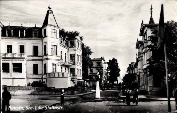 Ak Ostseebad Bansin Heringsdorf auf Usedom, Seestraße Ecke Stalinstraße, Passanten