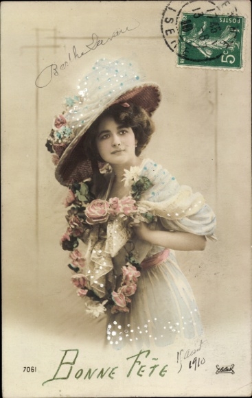 Ak portret van een jonge vrouw, hoed, bloemen, felicitaties