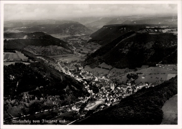 Postcard Wiesensteig in Württemberg, aerial view of mountain landscape, small settlement