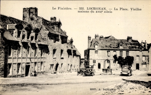 Postcard Locronan Finistère, Place de Locronan, Old houses from the 17th century