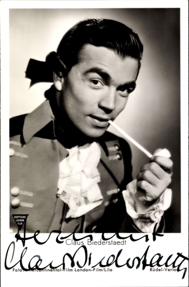 Postcard actor Claus Biederstaedt, portrait with pipe, The Great Temptation, autograph