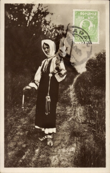 Postcard Romania, woman in traditional costume with spindle