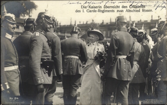 Postcard Empress Auguste Viktoria presents officers of the I. Guard Regiment with roses as a farewell gift, Liersch 24