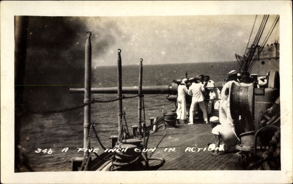Foto Ak Een vijf inch kanon in actie, marine, Amerikaanse matrozen bij het kanon