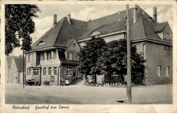 Ak Nemsdorf Göhrendorf Saalekreis, Gasthof zur Sonne, architectuur, bomen, auto