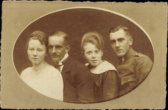 10 old PC portraits of families, various views