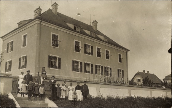 Photo Postcard Kaisheim in the Swabian district of Donau Ries, view of a residential building, group photo, residents