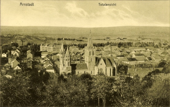 Ak Arnstadt in Thüringen, Stadtansicht, Gotteshäuser, Häuser, Landschaft im Hintergrund