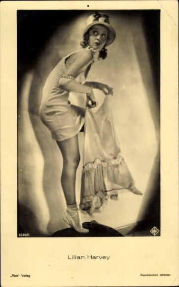 Ak Schauspielerin Lilian Harvey, Portrait im Unterkleid