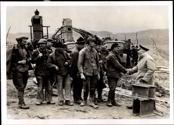 Photo Reichsorganisationsleiter Dr. Ley visiting the West Wall, workers, March 1940, II WW