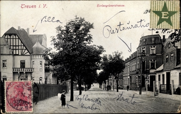Postcard Treuen in Vogtland Saxony, Herlasgrüner Straße, passers-by, avenue