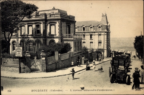 Ak Houlgate Calvados,  Avenue Alexandra-Féodorowna, alte Gebäude, Straßenansicht, Autos