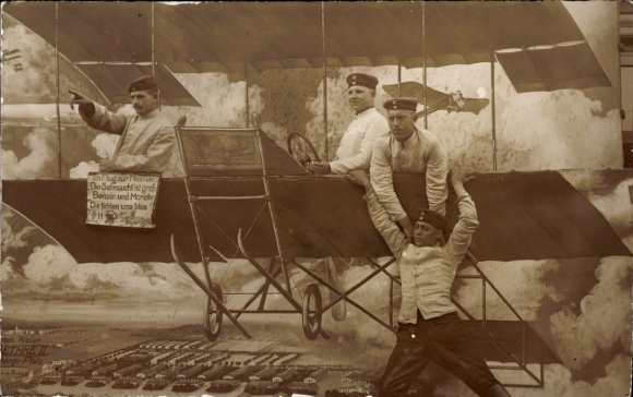 Foto Ak Deutsche Soldaten in Uniform, im Flugzeug über einem Truppenübungsplatz