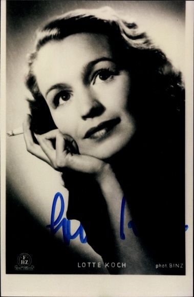 Postcard actress Lotte Koch, portrait, cigarette, autograph