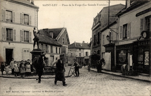 Ansichtkaart Saint-Leu Réunion, Place de la Forge, standbeeld, gebouw, mensen, alledaagse scène