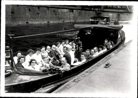 Photo Postcard Hamburg, boat on the Alster, passengers, 1963