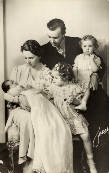 Postcard Hereditary Prince Gustav Adolf of Sweden with wife Sibylla, Princesses