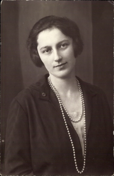 Foto Ak Frau-Porträt, Frisur, Perlen