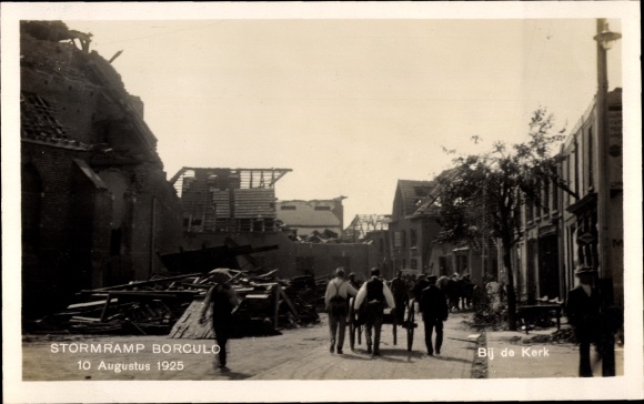 PC Borculo Gelderland, Cylcoon 10 Augustus 1925, Bij de Kerk